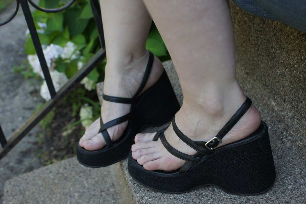 Shoejob with black platform sandals free porn image
